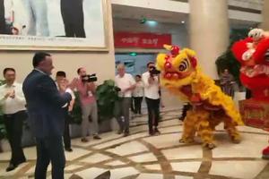 ANTIĆA DOČEKALI LAVOVI: Kinezi priredili spektakl za našeg ministra! ZANEMEO! (VIDEO)