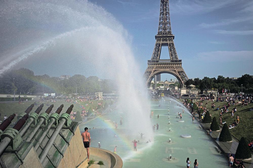 Kupanje u fontani... Ajfelov toranj, simbol Pariza
