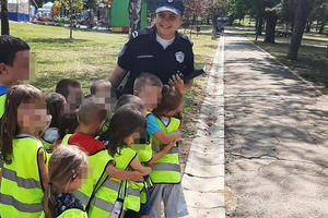 DONACIJE POLICAJCIMA ČIJA DECA KREĆU U PRVI RAZRED Milojević: Apel na bezbednost dece u saobraćaju!