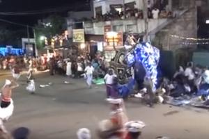 SLONOVI PODIVLJALI NA PROSLAVI NA ŠRI LANKI: Projurili ulicom i rušili sve pred sobom! Masa bežala u panici, povređeno 17 ljudi! (VIDEO)
