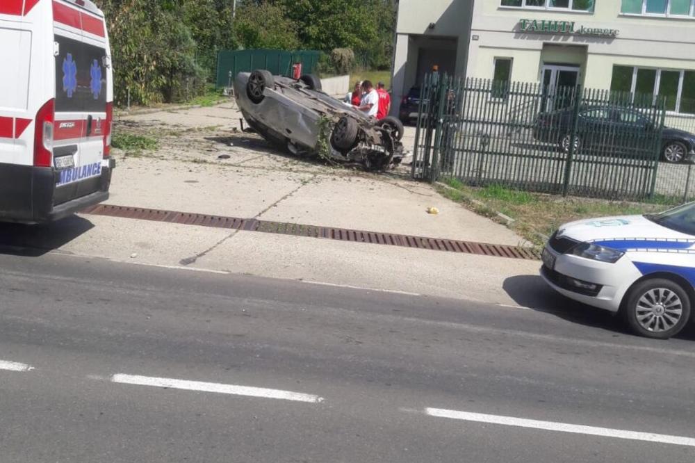 ŠOK-FOTO, HOROR NA SMEDEREVSKOM PUTU: Auto proleteo kroz tri dvorišta!