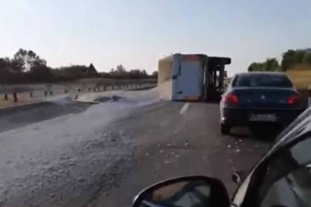 KARAMBOL NA AUTO-PUTU KOD KRUŠEVCA: Prevrnuo se kamion, saobraćaj otežan (VIDEO)
