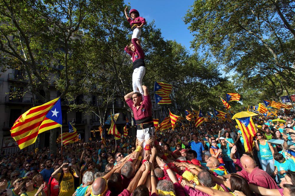 KLJUČA BARSELONA, 600.000 LJUDI NA ULICAMA: Secesionisti se ne smiruju, traže otcepljenje Katalonije (FOTO, VIDEO)