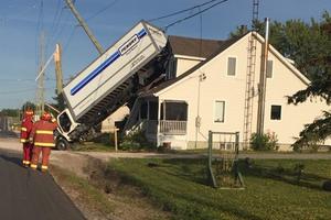 DA JE HTEO, NIKAD NE BI USPEO! Šoferu se kamion digao, pa završio na krovu kuće! (VIDEO)
