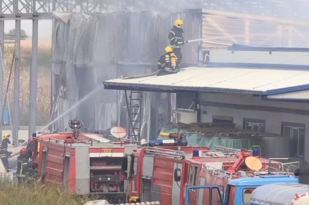 DETALJI STRAVIČNOG POŽARA U SURČINU: Izgorela fabrika toalet-papira, za dlaku izbegnuta velika tragedija!