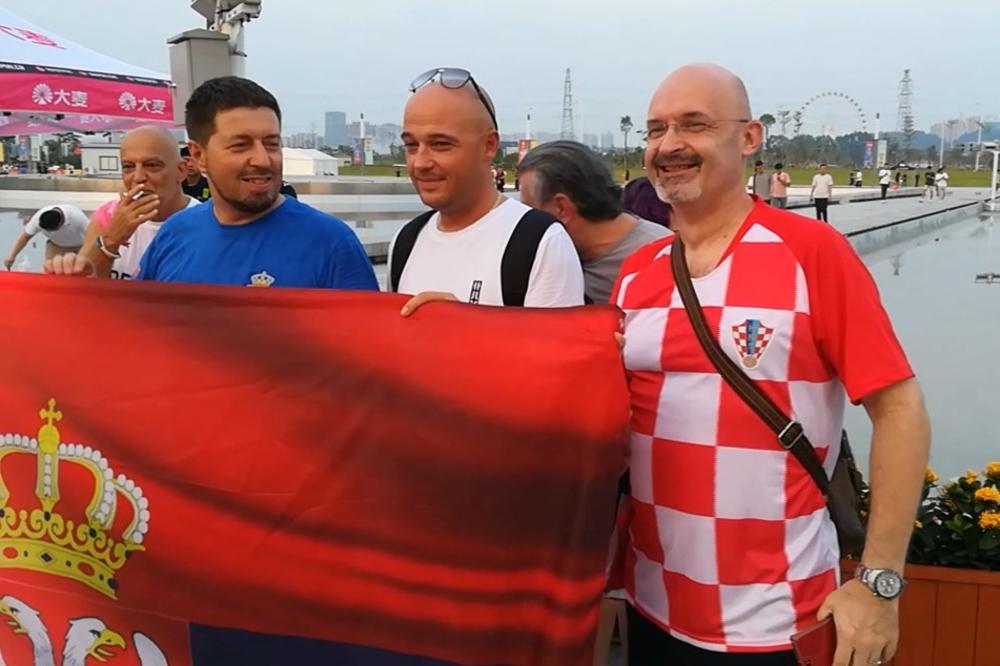 BRATSTVO I JEDINSTVO U KINI: Hrvatski navijač došao u dresu svoje reprezentacije da bodri Srbiju protiv Amerike! KURIR TV