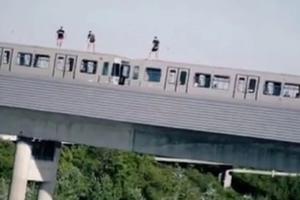 OVAKAV SKOK U DUNAV BEČ NIJE VIDEO: Trojica tinejdžera na kupanje otišli sa krova voza u pokretu! (VIDEO)