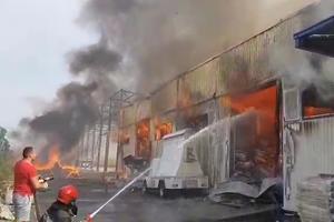 IZ PRVE RUKE! Ekskluzivni snimak požara u surčinskoj fabrici: Prvo se video dim, a onda je BUKNULA VATRA, plamen je lizao sve pred sobom (VIDEO)