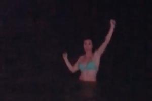 ZAVODLJIVA KAO NIKAD: Jelena Janković snimljena na noćnom kupanju! Ovaj video će vas ostaviti bez daha! VIDEO