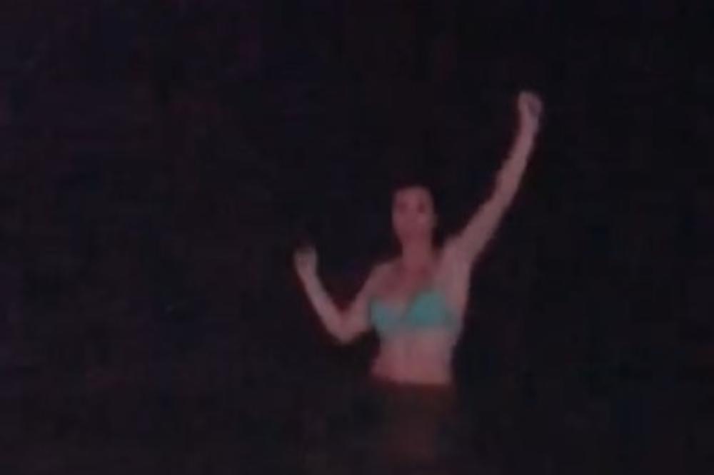 ZAVODLJIVA KAO NIKAD: Jelena Janković snimljena na noćnom kupanju! Ovaj video će vas ostaviti bez daha! VIDEO