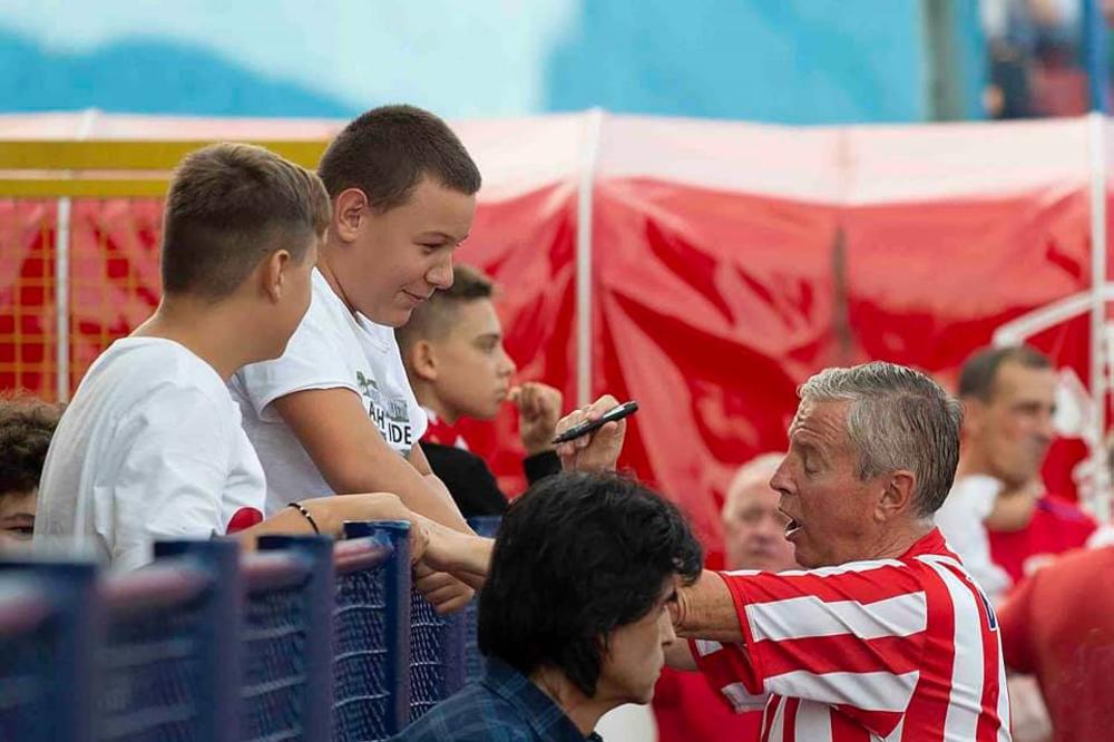 ZVEZDA DIGLA SRPSKU NA NOGE: Veterani crveno-belih odigrali humanitarnu utakmicu u Banjaluci za nova pokolenja!