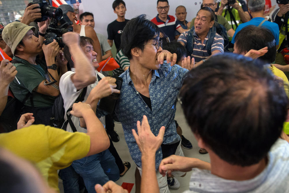OPŠTA MAKLJAŽA U HONGKONGU: Tuča demonstranata sa suparničkom grupom koja je nosila kineske zastave i pevala himnu! (FOTO)