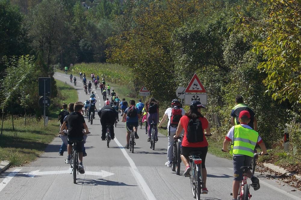 OD LOZNICE DO VUKOVE KUĆE U TRŠIĆU BICIKLOM: Iskoristili lepo vreme da pokažu kako se može brinuti o zdravlju (FOTO)