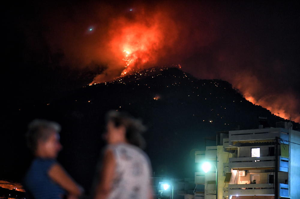 OGROMAN POŽAR KOD ATINE: Avioni, helikopteri i 160 vatrogasaca bori se sa vatrom u planini! Evakuisan manastir! (FOTO)