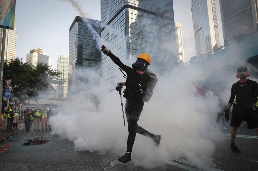 SUZAVAC, VODENI TOPOVI I KAMENICE U HONGKONGU: Nasilje na ulicama, policija uzvraća na molotovljeve koktele! Demonstranti nose američke i britanske zastave! (FOTO)