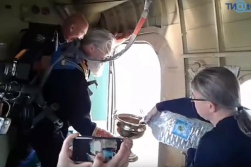 RUSKI SVEŠTENICI BLAGOSLOVILI GRAD IZ AVIONA: U borbi protiv alkoholizma i droge upotrebili 70 litara svete vode! (VIDEO)