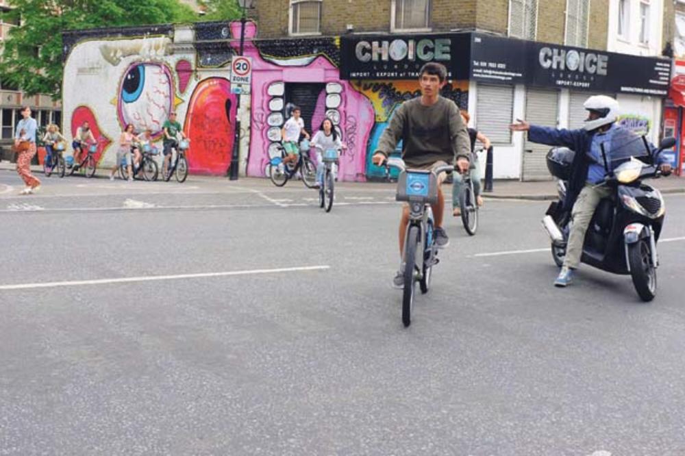 BIZARNI TREND NA LONDONSKIM ULICAMA: Bande na mopedima terorišu grad! Nemaju straha ni obzira, napadaju i pljačkaju čak i decu! (VIDEO)