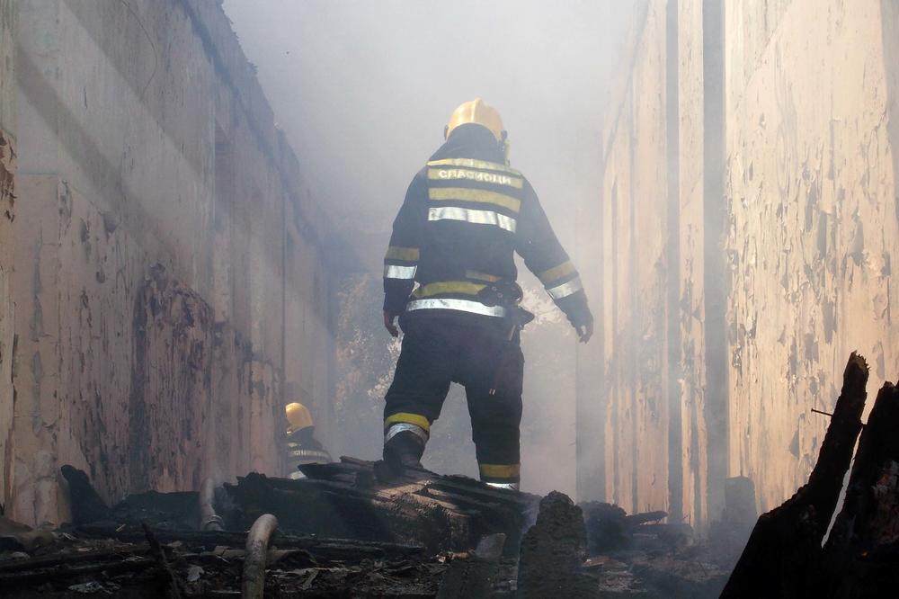 POŽAR U PRIGRADSKOM NASELJU U LOZNICI: Izgoreo krov na staroj školi (FOTO)