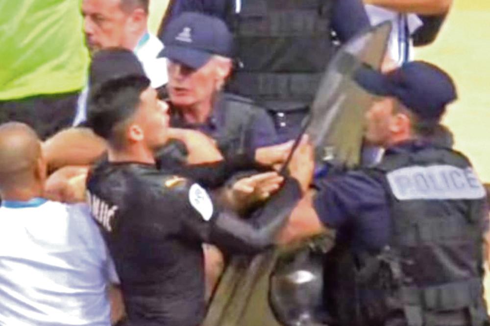 NEMANJA RADONJIĆ U AKCIJI BEZ LOPTE: Srbin branio navijača od policije! (FOTO)