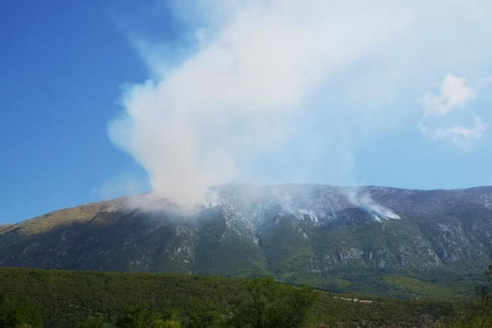 PORED KORONE, JOŠ JEDNA MUKA: Na obroncima Suve planine ponovo bukti požar
