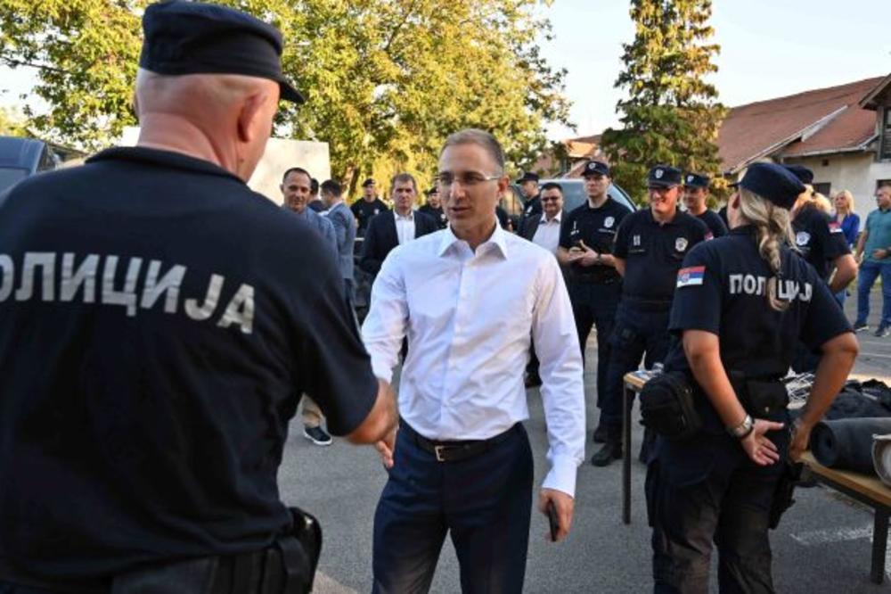 ČETA VODIČA SLUŽBENIH PASA: Stefanović obišao policajce na šestomesečnoj obuci za buduće vodiče (FOTO)