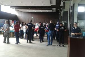 BRAVO! ZA 4 SATA 170 JEDINICA KRVI: Pripadnici Policijske uprave u Vranju zajedno sa tekstilnim radnicima prikupljali krv za VMA (FOTO)