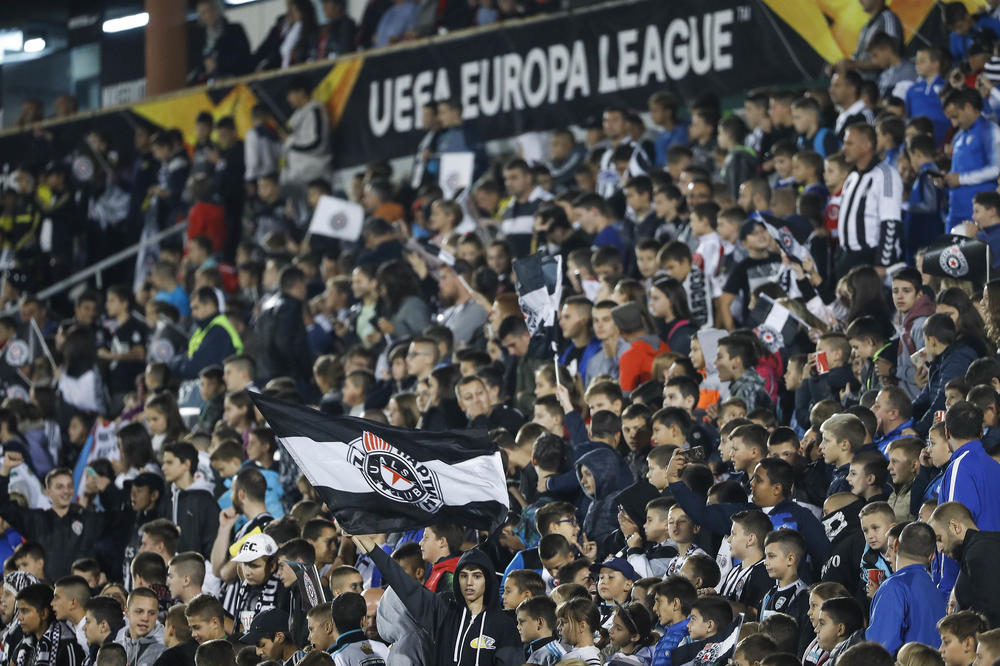DECA NISU BILA DOBRA: UEFA kaznila Partizan sa 5.125 evra zbog ubacivanja tvrdih predmeta na meču sa AZ Alkmarom (FOTO)