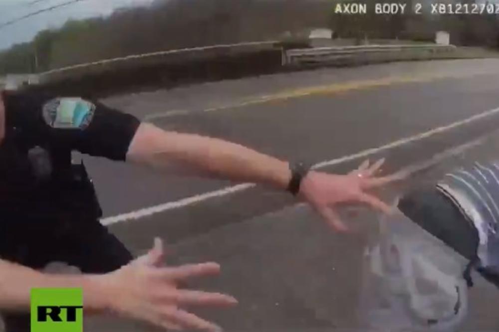 DA JE POLICAJAC ZAKASNIO SEKUNDU, SAMOUBICA BI USPEO: Američki policajac u poslednji čas spasao mladića da ne skoči sa mosta (VIDEO)