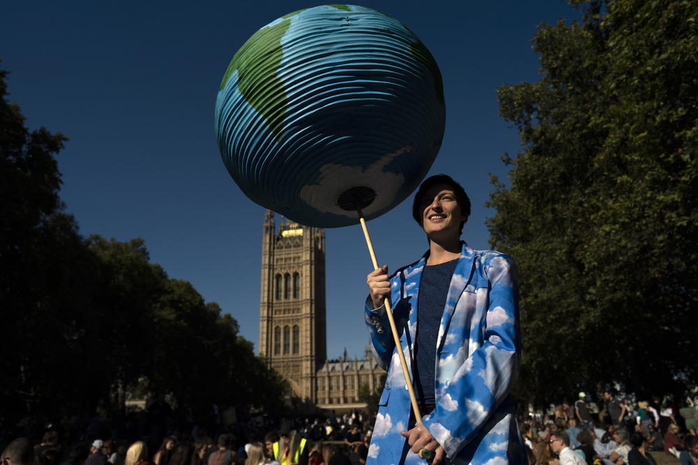 PLANETA JE U ŠTRAJKU! Od Kejptauna, preko Londona, Berlina i Pariza do Njujorka: Stotine hiljada ljudi na ulicama u borbi za spas Zemlje! (FOTO)