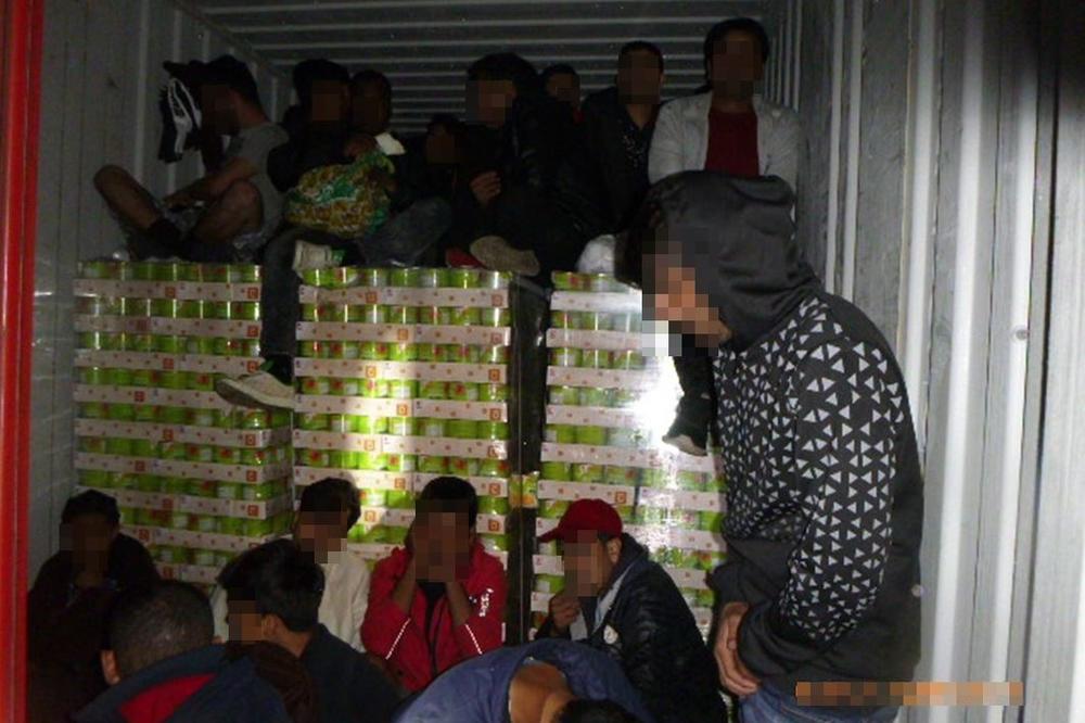 38 MIGRANATA JUTROS POKUŠALO DA ILEGALNO UĐE U MAĐARSKU: Pronašli ih carinici u kontejneru za robu na Kelebiji (FOTO)