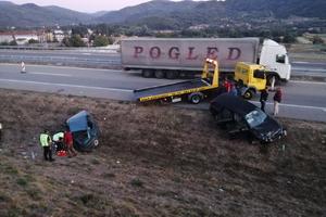 TEŠKA NESREĆA KOD VRANJA: Jedna osoba poginula, tri teže povređene u sudaru dva automobila (FOTO)