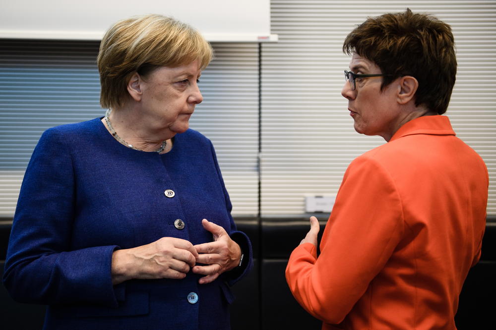 ŠTA SE OVO DEŠAVA U KANCELARKINOM KABINETU? Merkelova i njena ministarka putuju u Ameriku, ali u različitim avionima