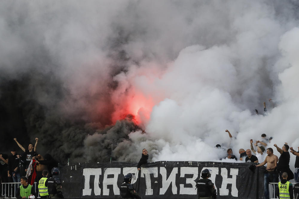 NAVIJAČI RAT NA TRIBINAMA: Grobari i delije bakljama i parolama obeležili 161. večiti derbi! KURIR TV, FOTO