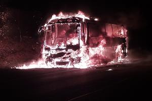 PAKAO NA NEMAČKOM AUTO-PUTU: Vozač primetio dim tokom vožnje, a onda se hrvatski autobus pretvorio u BUKTINJU! (FOTO)