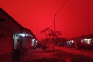 NEBO KAO KRV CRVENO: Ovo još niste videli! Zbog OVOG prirodnog fenomena Indonezija izgleda kao Mars! (VIDEO)