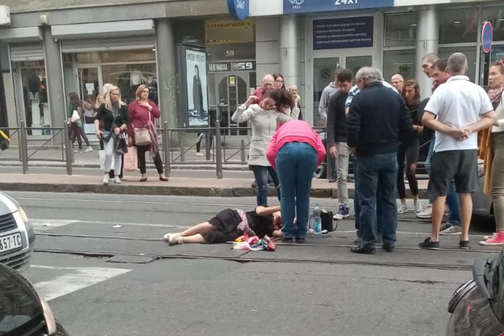 NESREĆA KOD PRAVNOG FAKULTETA: Ženu udario auto, ležala nepomično na tramvajskim šinama (KURIR TV)