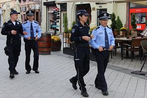 KINESKI POLICAJCI POČELI PATROLIRANJE NOVIM SADOM: U društvu kolega iz Srbije obilaze mesta na kojima turisti iz Kine najčešće borave
