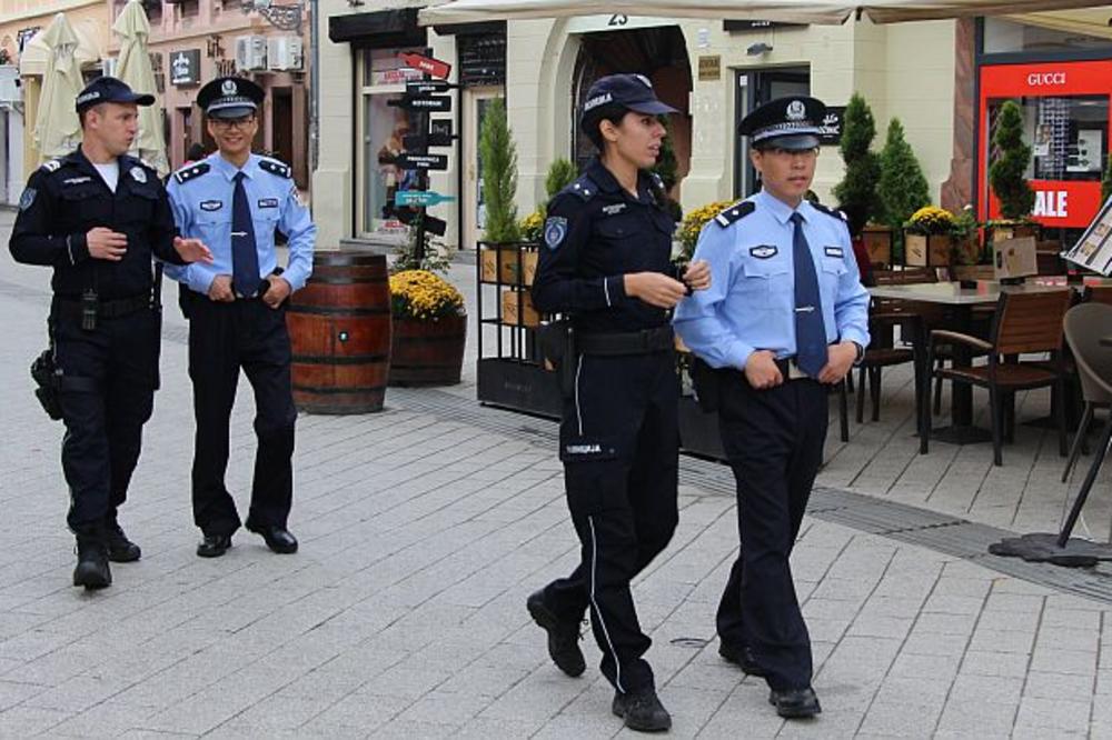 KINESKI POLICAJCI POČELI PATROLIRANJE NOVIM SADOM: U društvu kolega iz Srbije obilaze mesta na kojima turisti iz Kine najčešće borave