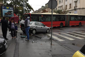 TEŠKA SAOBRAĆAJKA U BEOGRADU: Automobil uleteo na stanicu gradskog prevoza, vozač s teškim povredama prebačen u Urgentni centar!