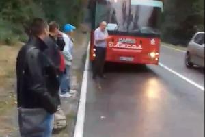 ČITAOCI KURIRA JAVLJAJU: Samo što su krenuli, a već stali!  Pun autobus 466 iz Vrčina ostao BEZ GORIVA nasred puta u jutarnjem špicu?! (VIDEO)