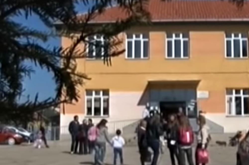 NOVA SRAMNA PROVOKACIJA: Zastava Albanije jutros postavljena na školi Kralj Milutin u Gračanici (FOTO)