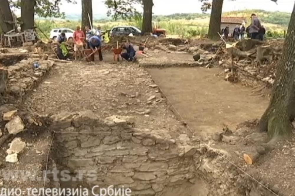 ARHEOLOŠKO OTKRIĆE U TRSTENIČKOM SELU: Pronađeni ostaci manastira porušenog u 16. veku, a evo šta Ljubiša (95) sad gradi na tom mestu (FOTO)