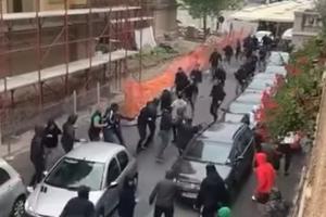 BRUTALNA TUČA HULIGANA U RUMUNIJI: Sevale štangle i pucalo kamenje! Pogledajte žestok okršaj navijača Polija i Dinama na ulicama Temišvara (VIDEO)