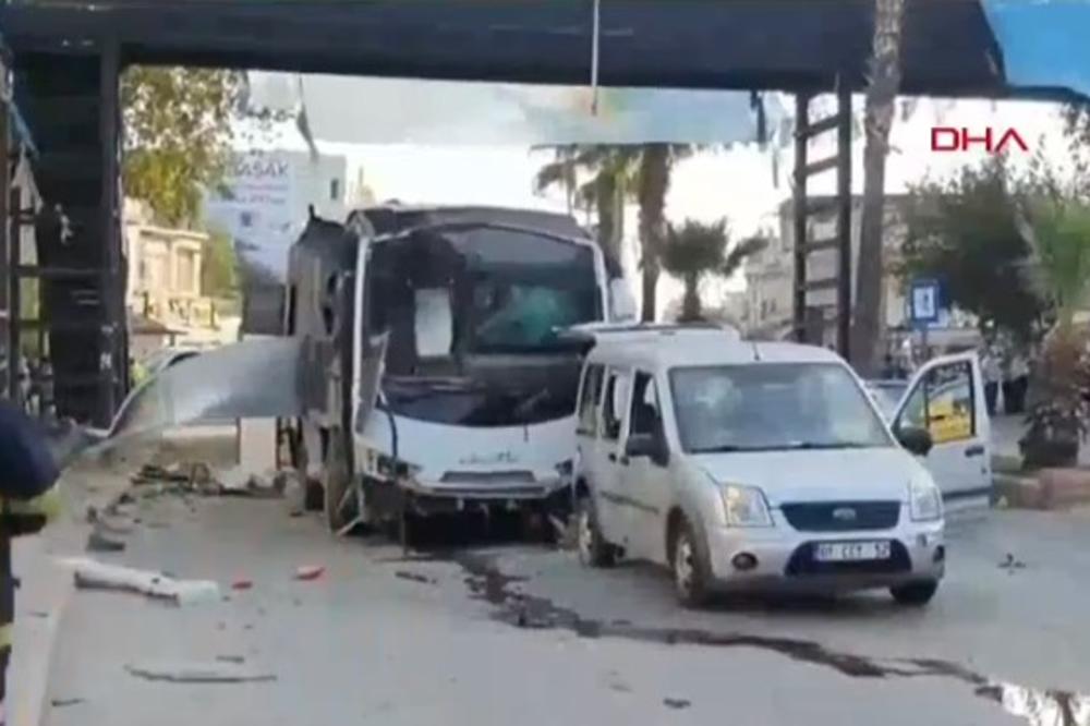 BOMBAŠKI NAPAD U TURSKOJ: Meta bio autobus sa policajcima, ima povređenih (VIDEO)