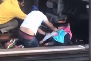 OTAC (45) SKOČIO POD VOZ SA ĆERKOM (5) U NARUČJU: Putnici su zanemeli, a onda se čula devojčica kako ispod voza doziva oca!  (VIDEO)