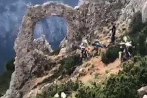 NAPRAVILI HAOS ZBOG FOTKE: Motorima se popeli na Hajdučka vrata, pa oštetili prsten! (VIDEO)