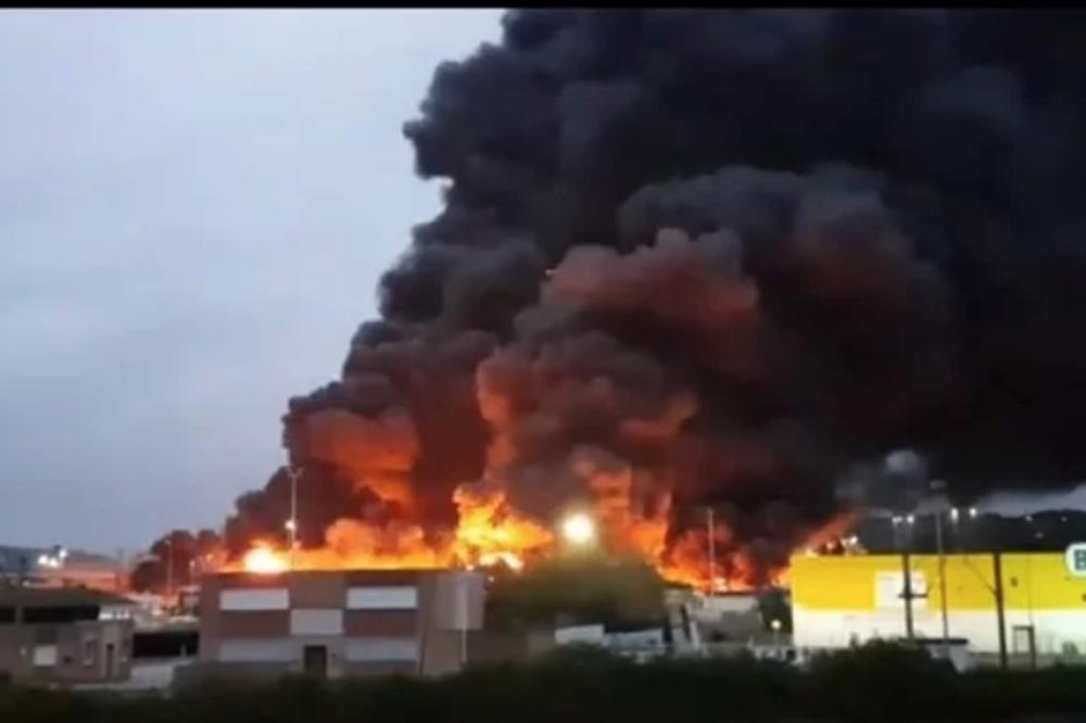 GORI HEMIJSKA FABRIKA U FRANCUSKOJ: Veliki požar izbio jutros, postavljen sigurnosni kordon (VIDEO)