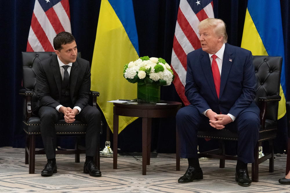 ISTRAGA O TRAMPOVOM OPOZIVU! Saslušan ključni svedok: Američki predsednik je tražio uslugu za uslugu od Ukrajine (VIDEO)