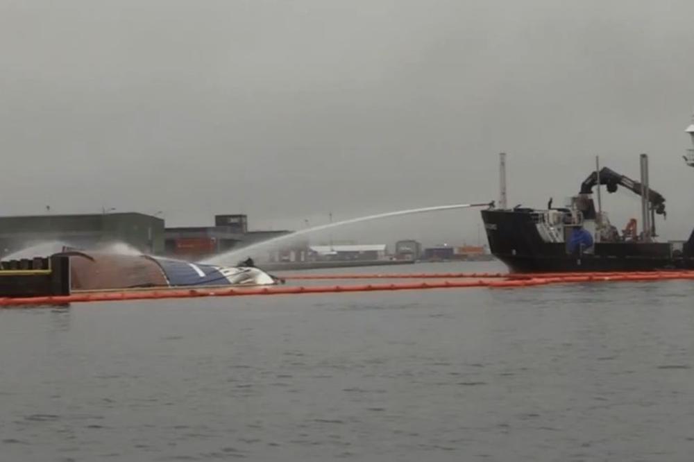 GORI RUSKI BROD SA 200.000 LITARA BENZINA: Iz vode viri samo korito, evakuišu se meštani norveškog grada (VIDEO)