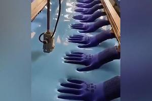 NI ŽENE NI MUŠKARCI NE MOGU DA ZAMISLE ŽIVOT BEZ NJIH! A evo kako zaista nastaju gumene rukavice! (VIDEO)